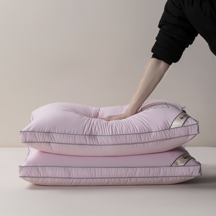 91家纺网 家纺一手货源 找家纺 麦肯锡 2024新款纤丝奢享慢回弹羽丝绒立体枕 粉色48*74/只