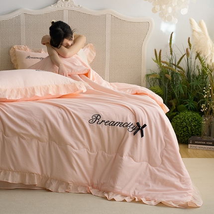 （总）嗯呢2025新款A类倍柔棉双层花边绣花夏被四件套 樱花粉