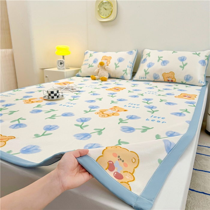 91家纺网 家纺一手货源 找家纺 喜居 2024新款碳光冰丝席冰丝凉席印花冰丝席三件套软凉席子 花丛熊