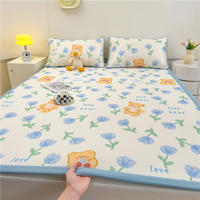 91家纺网 家纺一手货源 找家纺 喜居 2024新款碳光冰丝席冰丝凉席印花冰丝席三件套软凉席子 花丛熊