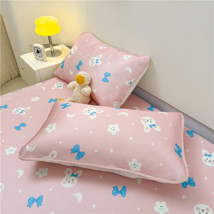 91家纺网 家纺一手货源 找家纺 喜居 2024新款碳光冰丝席冰丝凉席印花冰丝席三件套软凉席子 可爱兔