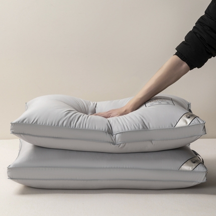 91家纺网 家纺一手货源 找家纺 麦肯锡 2024新款纤丝奢享慢回弹羽丝绒立体枕 灰色48*74/只