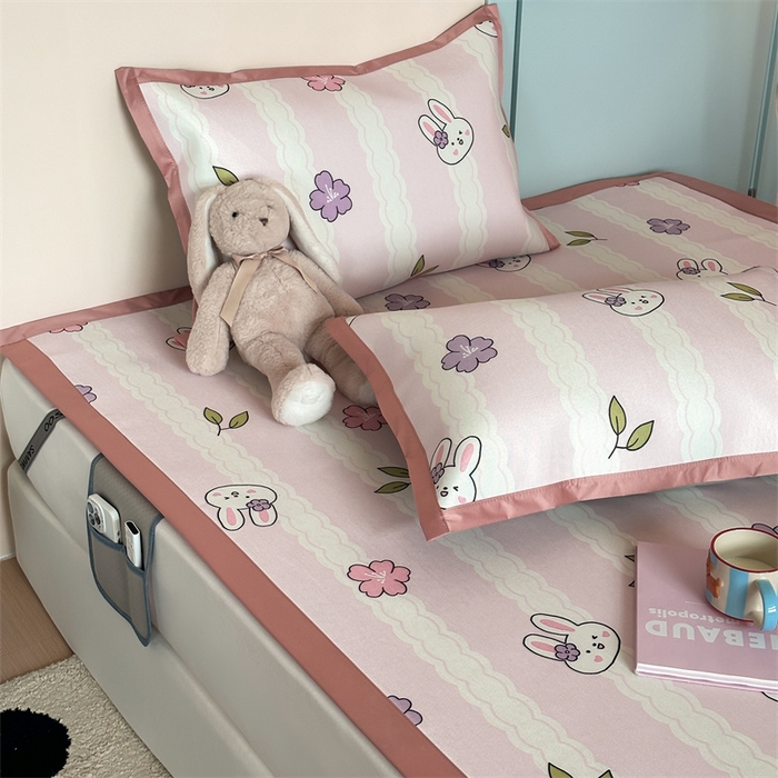 91家纺网 家纺一手货源 找家纺 三味舒屋 2025新款抗菌防螨900D养生细冰藤凉席-床席款 粉小兔