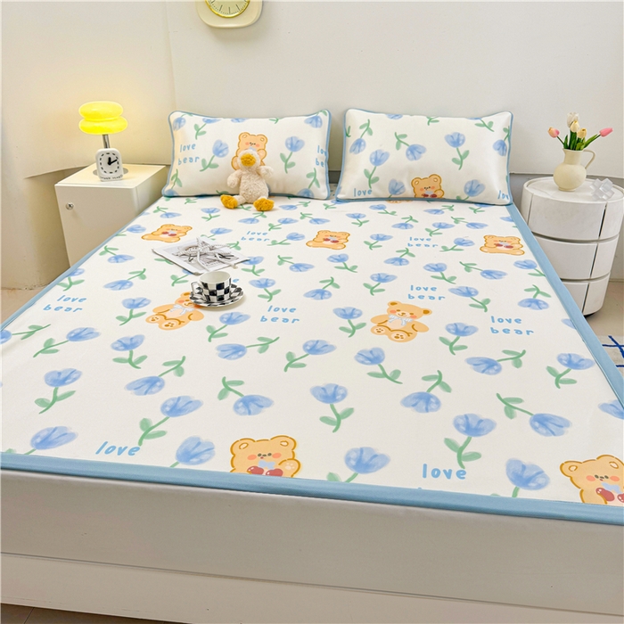 91家纺网 家纺一手货源 找家纺 喜居 2024新款碳光冰丝席冰丝凉席印花冰丝席三件套软凉席子 花丛熊