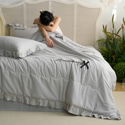 （总）嗯呢2025新款A类倍柔棉双层花边绣花夏被四件套 溶月灰