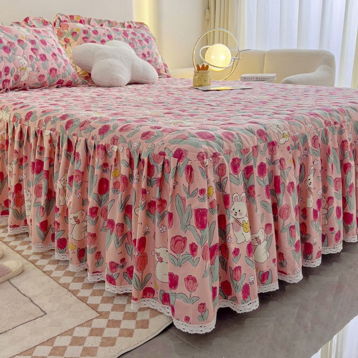 91家纺网 家纺一手货源 找家纺 情煊家纺 2024新款全棉亲肤夹棉纯色印花床裙单品系列-单床裙 花间白兔