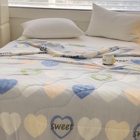 91家纺网 家纺一手货源 找家纺 久典家居 2024新款A类氨纶抗菌印花凉感丝夏被空调被 爱心