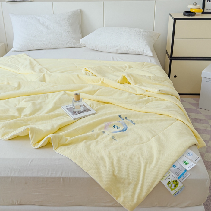 91家纺网 家纺一手货源 找家纺 久典家居 2024新款A类抗菌云感华夫格凉感针织夏凉被空调被 奶油黄