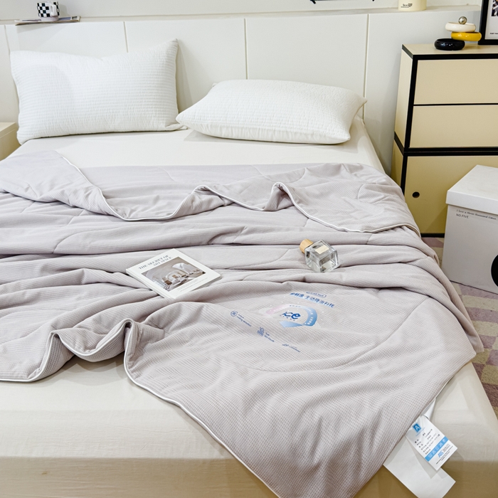 91家纺网 家纺一手货源 找家纺 久典家居 2024新款A类抗菌云感华夫格凉感针织夏凉被空调被 浅豆沙