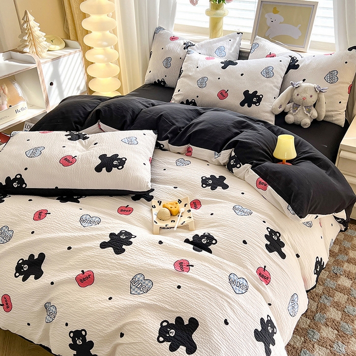 91家纺网 家纺一手货源 找家纺 妖妖家纺 2024新款有氧水洗泡泡棉印花四套泡芙棉四件套 俏皮熊