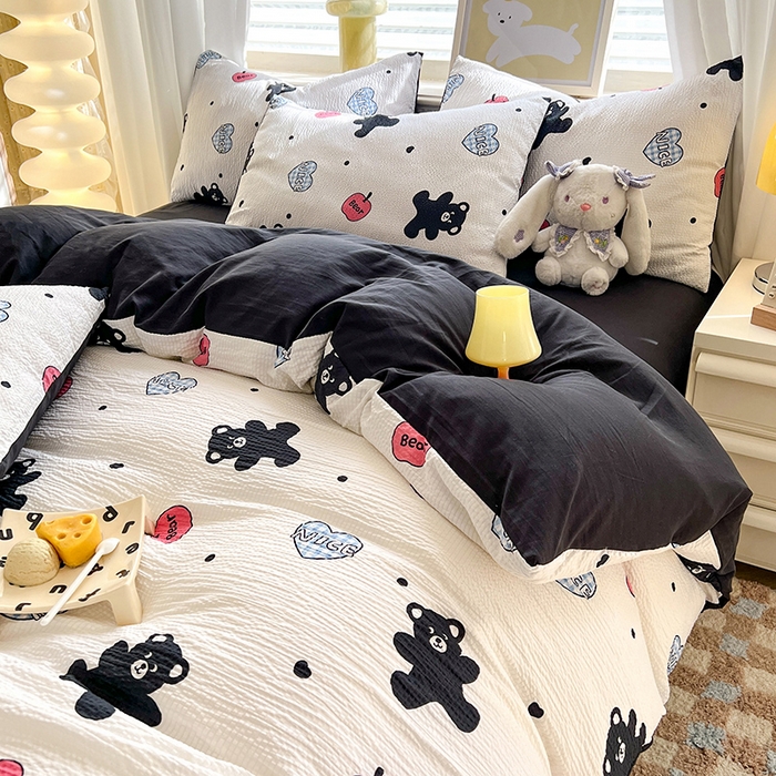 91家纺网 家纺一手货源 找家纺 妖妖家纺 2024新款有氧水洗泡泡棉印花四套泡芙棉四件套 俏皮熊