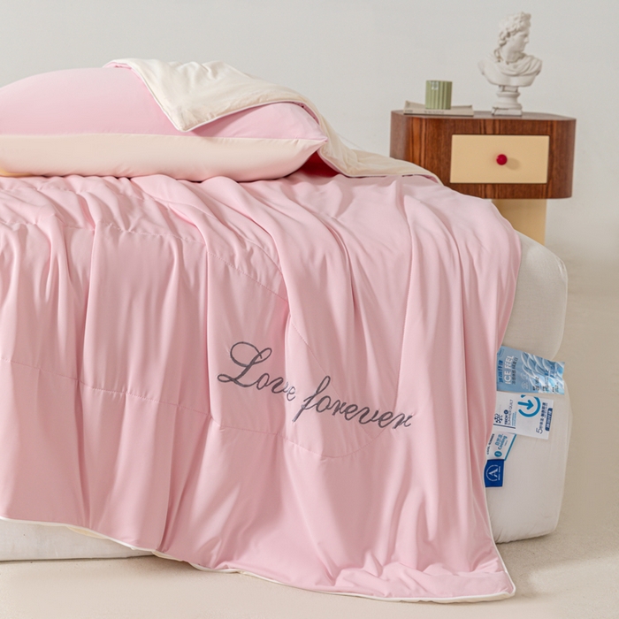 91家纺网 家纺一手货源 找家纺 佳居缘 2024新款纯色绣花冰氨夏被 樱花粉