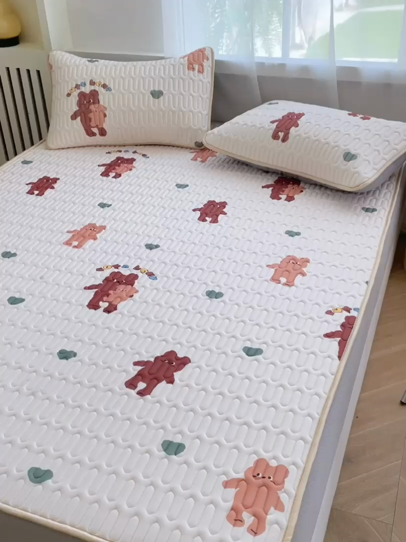 91家纺网 家纺一手货源 找家纺 布卢姆床垫 2025新款5mmA类乳胶凉席床笠套件夏被组合 爱心熊