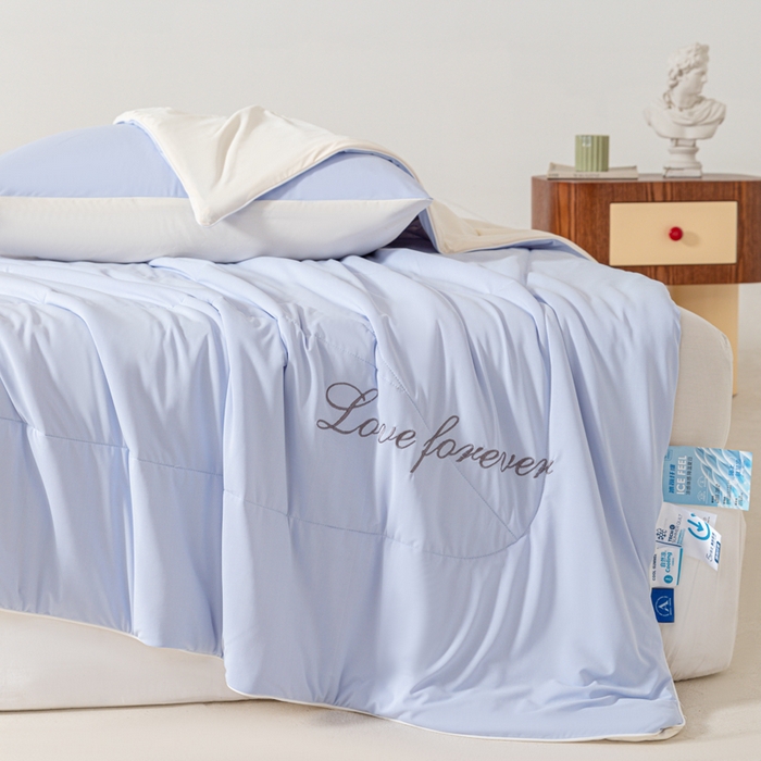 91家纺网 家纺一手货源 找家纺 佳居缘 2024新款纯色绣花冰氨夏被 梦幻蓝