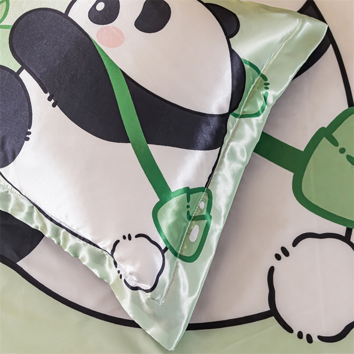 91家纺网 家纺一手货源 找家纺 梦舒羽 2025新款可水洗大版冰丝床单卡通床笠四件套 熊猫乐园-大版冰丝被套