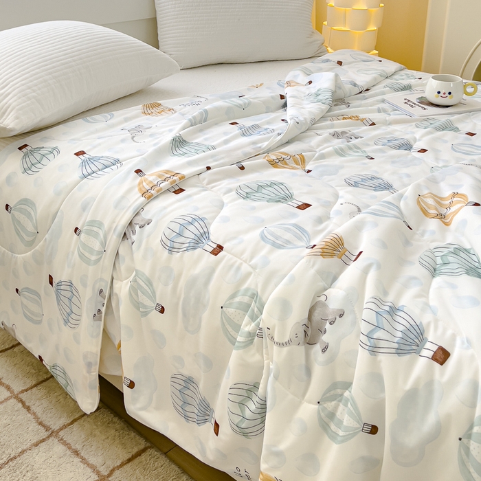 91家纺网 家纺一手货源 找家纺 久典家居 2024新款A类氨纶抗菌印花凉感丝夏被空调被 热气球