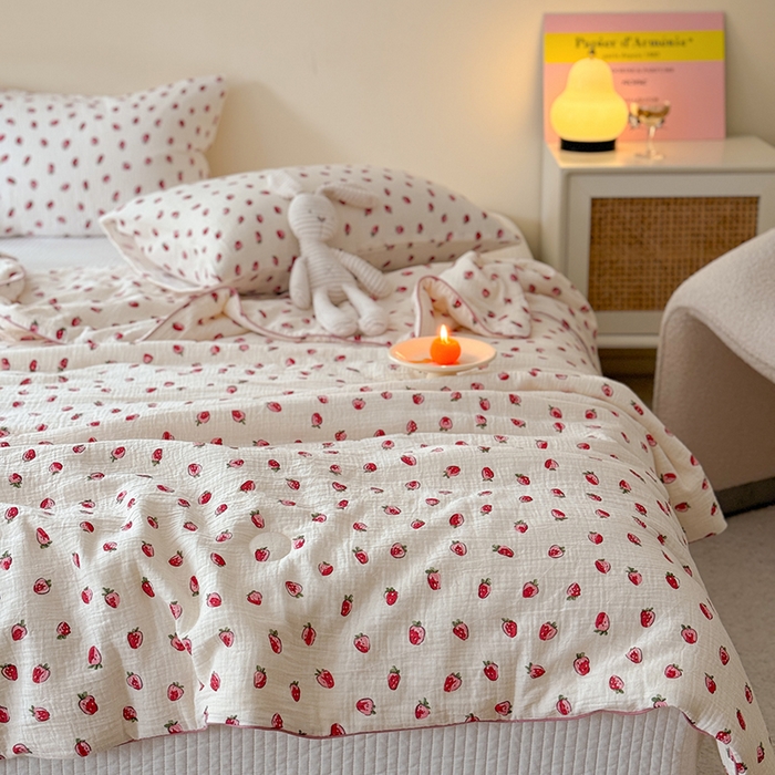 91家纺网 家纺一手货源 找家纺 萝莉家纺 2024新款全棉双层皱皱纱夏被 小草莓