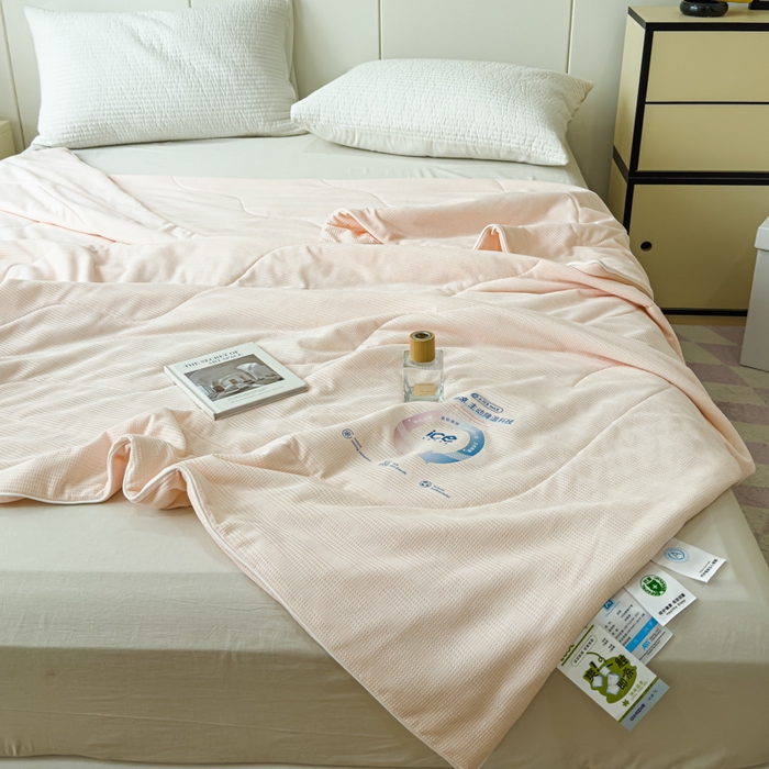 91家纺网 家纺一手货源 找家纺 久典家居 2024新款A类抗菌云感华夫格凉感针织夏凉被空调被 胭脂粉