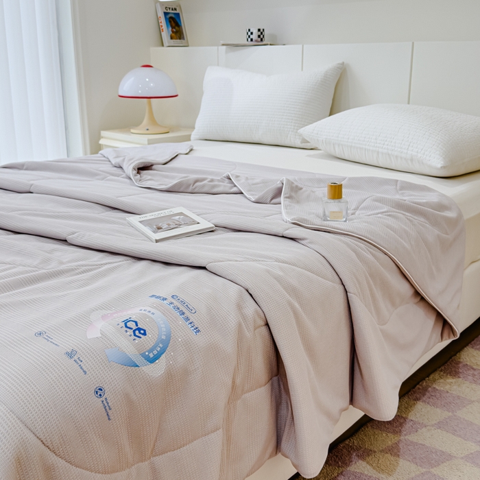 91家纺网 家纺一手货源 找家纺 久典家居 2024新款A类抗菌云感华夫格凉感针织夏凉被空调被 浅豆沙