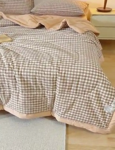 91家纺网 家纺一手货源 找家纺 花言狐语 2025新款A类全棉水洗棉夏被四件套 米小格-单夏被