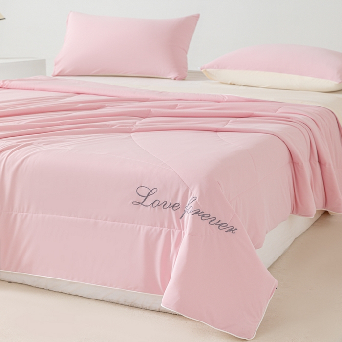 91家纺网 家纺一手货源 找家纺 佳居缘 2024新款纯色绣花冰氨夏被 樱花粉