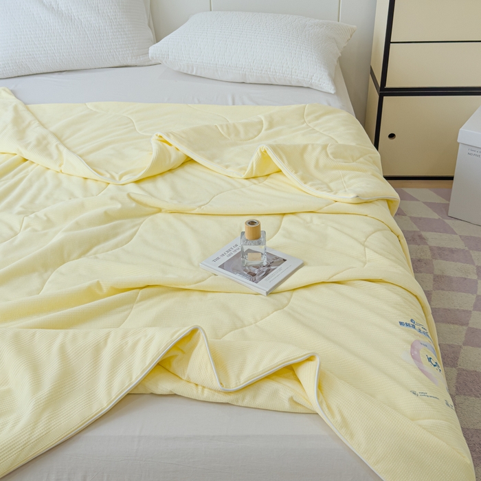 91家纺网 家纺一手货源 找家纺 久典家居 2024新款A类抗菌云感华夫格凉感针织夏凉被空调被 奶油黄