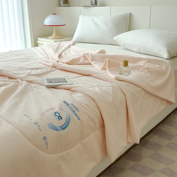 91家纺网 家纺一手货源 找家纺 久典家居 2024新款A类抗菌云感华夫格凉感针织夏凉被空调被 胭脂粉