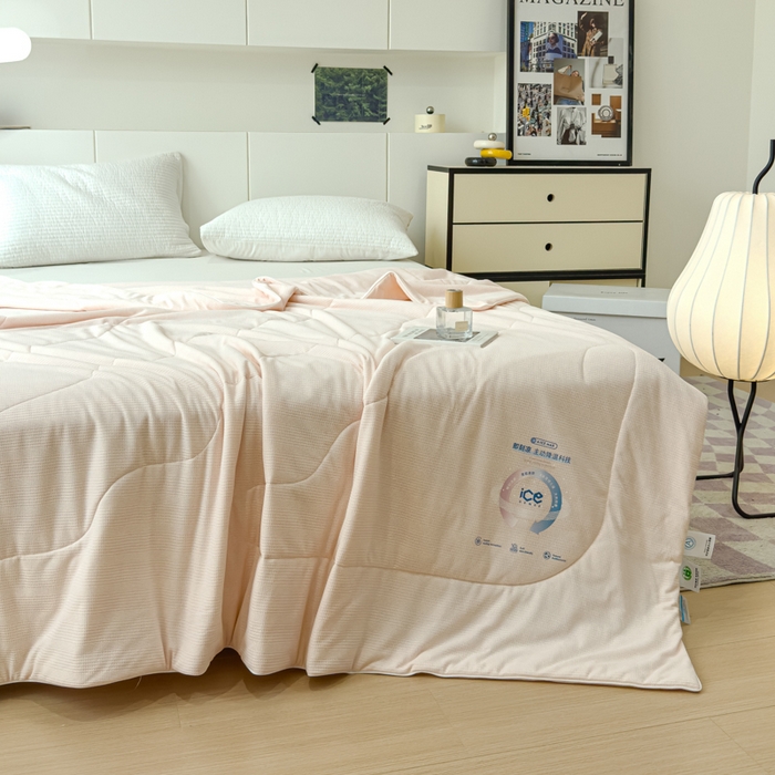 91家纺网 家纺一手货源 找家纺 久典家居 2024新款A类抗菌云感华夫格凉感针织夏凉被空调被 胭脂粉