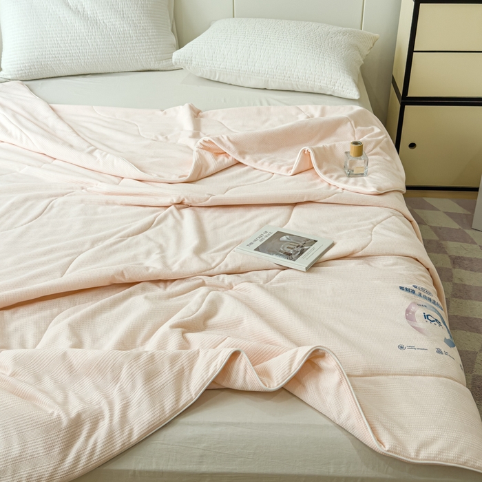 91家纺网 家纺一手货源 找家纺 久典家居 2024新款A类抗菌云感华夫格凉感针织夏凉被空调被 胭脂粉