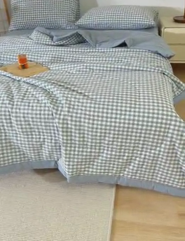 91家纺网 家纺一手货源 找家纺 花言狐语 2025新款A类全棉水洗棉夏被四件套 蓝小格-单夏被