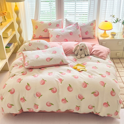 91家纺网 家纺一手货源 找家纺 妖妖家纺 2024新款有氧水洗泡泡棉印花四套泡芙棉四件套 小蜜桃