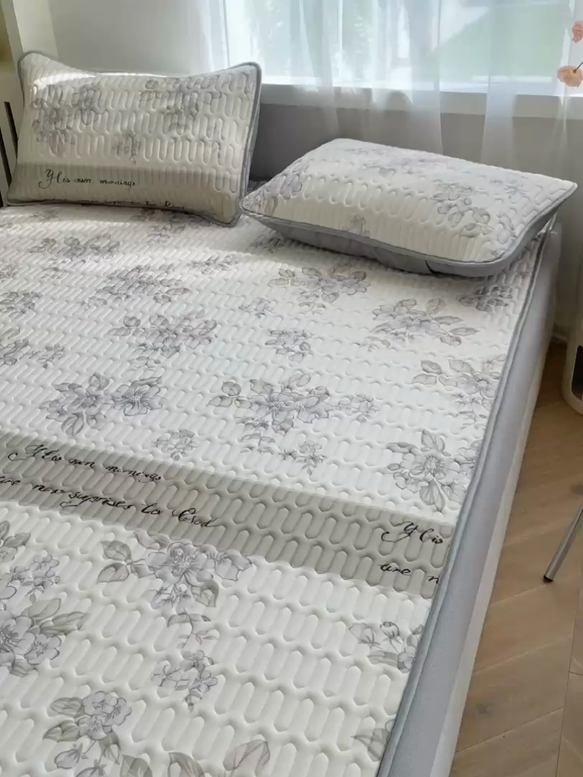 91家纺网 家纺一手货源 找家纺 布卢姆床垫 2025新款5mmA类乳胶凉席床笠套件夏被组合 花艺人间