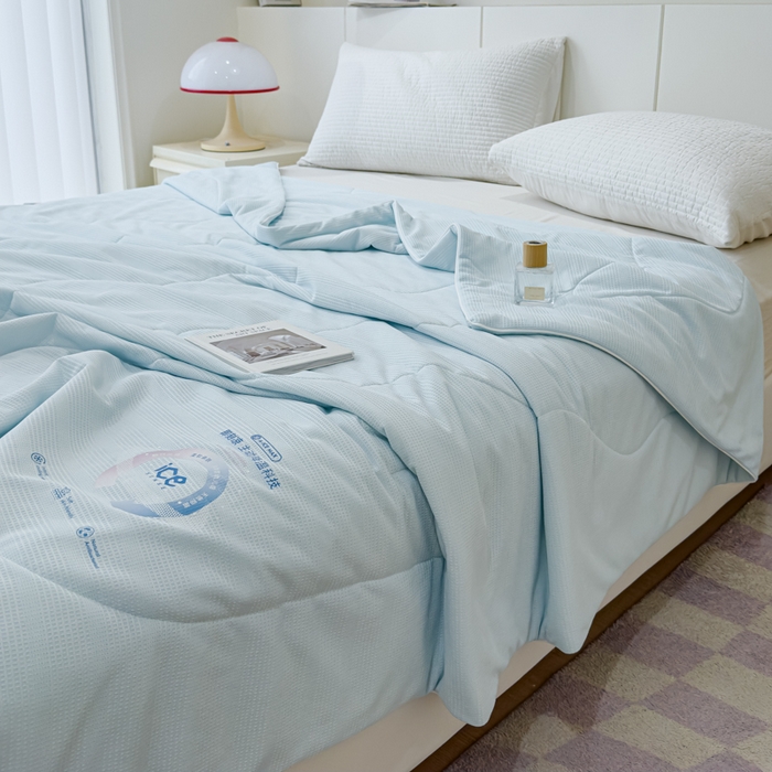 91家纺网 家纺一手货源 找家纺 久典家居 2024新款A类抗菌云感华夫格凉感针织夏凉被空调被 天空蓝