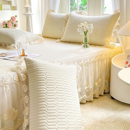 91家纺网 家纺一手货源 找家纺 花香四季家纺 2024新款0.5凉感丝厚胶质床裙凉席三件套 奶盐白