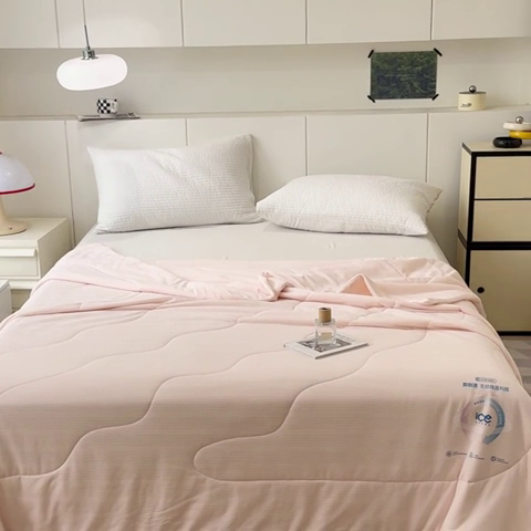 91家纺网 家纺一手货源 找家纺 久典家居 2024新款A类抗菌云感华夫格凉感针织夏凉被空调被 胭脂粉