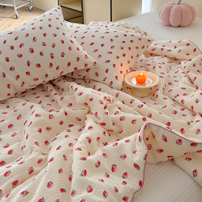 91家纺网 家纺一手货源 找家纺 萝莉家纺 2024新款全棉双层皱皱纱夏被 小草莓