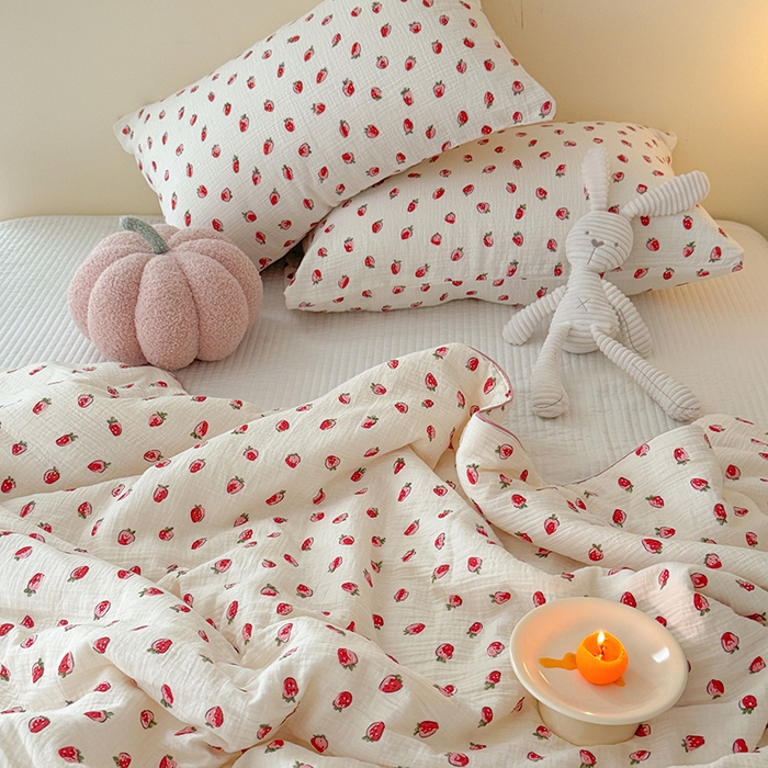 91家纺网 家纺一手货源 找家纺 萝莉家纺 2024新款全棉双层皱皱纱夏被 小草莓