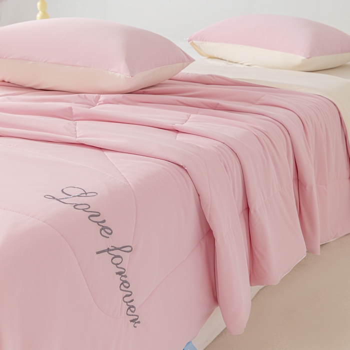 91家纺网 家纺一手货源 找家纺 佳居缘 2024新款纯色绣花冰氨夏被 樱花粉