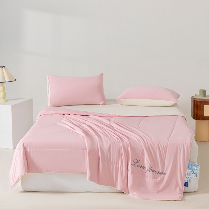 91家纺网 家纺一手货源 找家纺 佳居缘 2024新款纯色绣花冰氨夏被 樱花粉