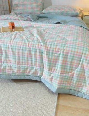 91家纺网 家纺一手货源 找家纺 花言狐语 2025新款A类全棉水洗棉夏被四件套 冰激凌格-夏被四件套