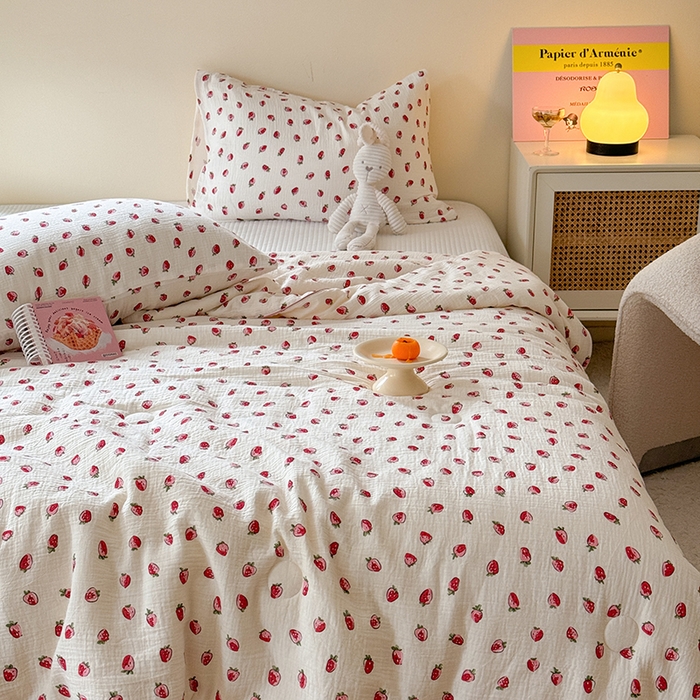 91家纺网 家纺一手货源 找家纺 萝莉家纺 2024新款全棉双层皱皱纱夏被 小草莓