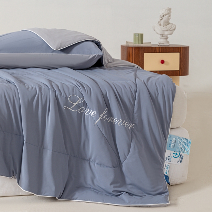 91家纺网 家纺一手货源 找家纺 佳居缘 2024新款纯色绣花冰氨夏被 古典灰