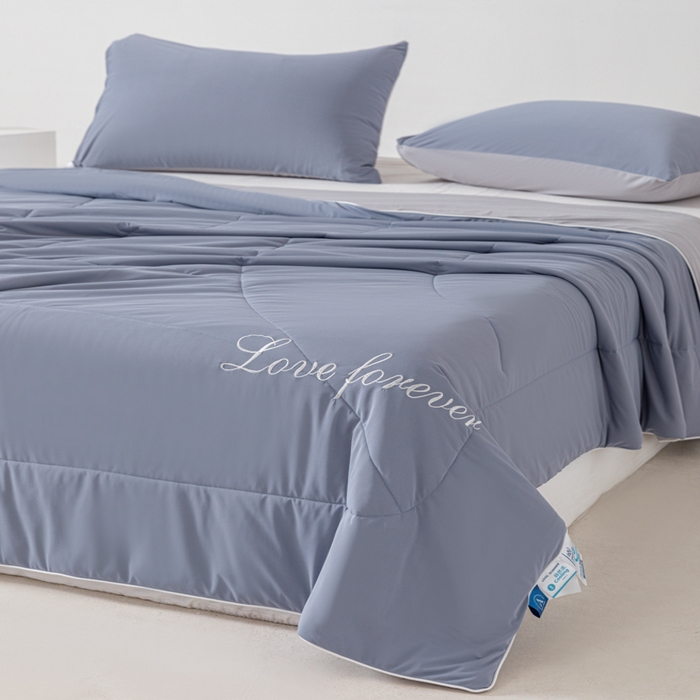 91家纺网 家纺一手货源 找家纺 佳居缘 2024新款纯色绣花冰氨夏被 古典灰