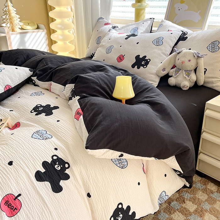 91家纺网 家纺一手货源 找家纺 妖妖家纺 2024新款有氧水洗泡泡棉印花四套泡芙棉四件套 俏皮熊