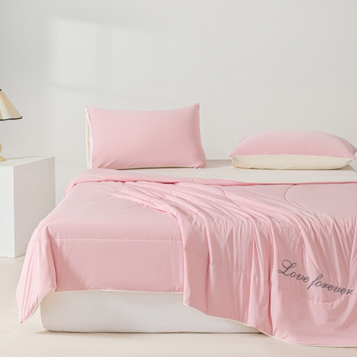 91家纺网 家纺一手货源 找家纺 佳居缘 2024新款纯色绣花冰氨夏被 樱花粉