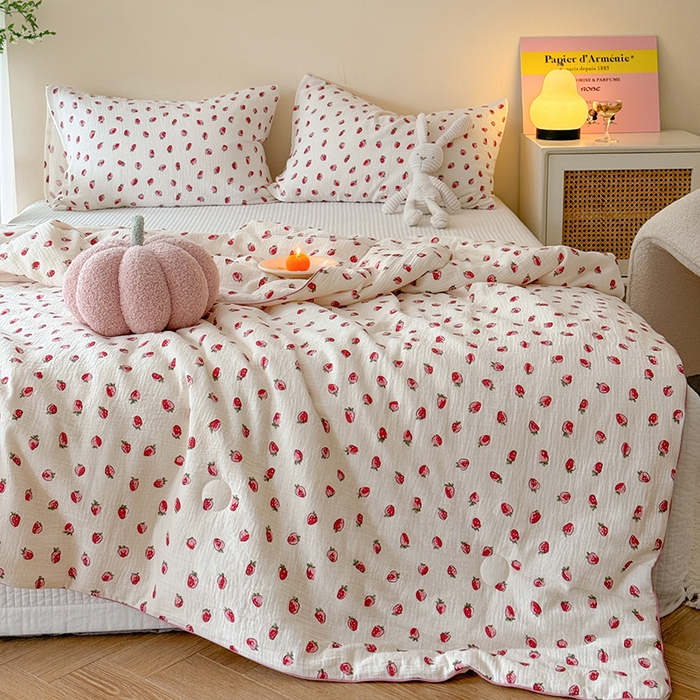 91家纺网 家纺一手货源 找家纺 萝莉家纺 2024新款全棉双层皱皱纱夏被 小草莓