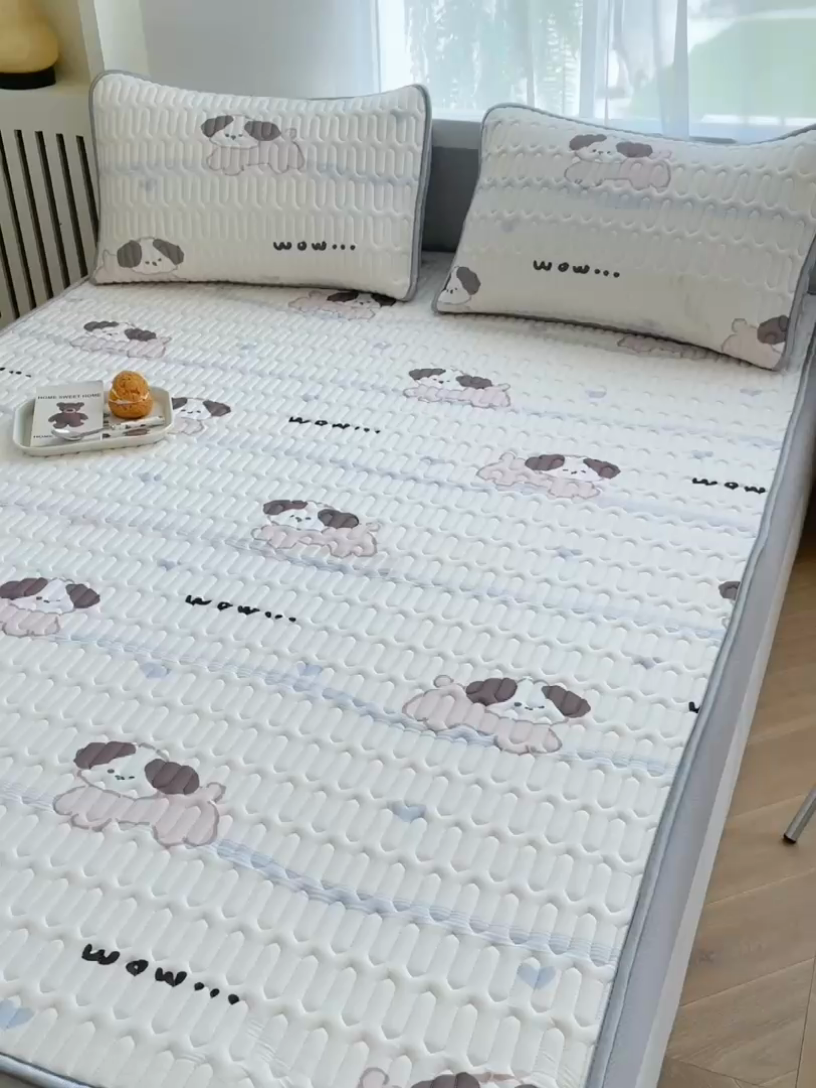 91家纺网 家纺一手货源 找家纺 布卢姆床垫 2025新款5mmA类乳胶凉席床笠套件夏被组合 假期小狗