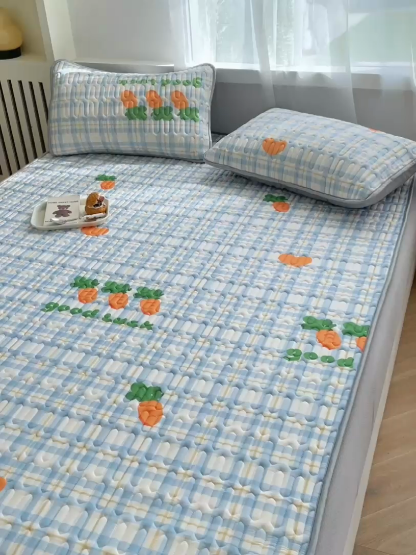 91家纺网 家纺一手货源 找家纺 布卢姆床垫 2025新款5mmA类乳胶凉席床笠套件夏被组合 拔萝卜