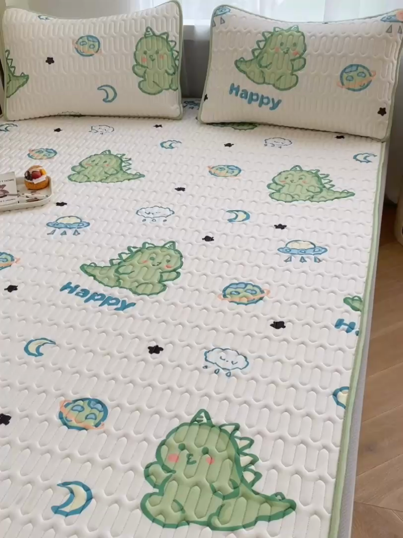91家纺网 家纺一手货源 找家纺 布卢姆床垫 2025新款5mmA类乳胶凉席床笠套件夏被组合 可爱恐龙