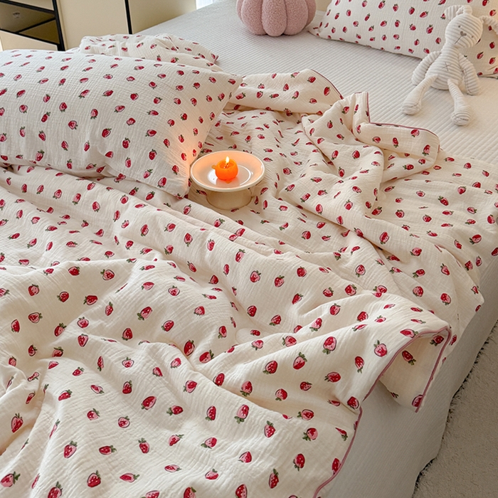 91家纺网 家纺一手货源 找家纺 萝莉家纺 2024新款全棉双层皱皱纱夏被 小草莓